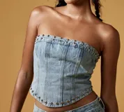 Top strapless negro de denim con tachas plateadas en el borde superior e inferior.