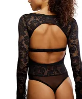 Body negro de manga larga confeccionado en encaje con diseño floral. Presenta detalles de encaje en el busto y los laterales, escote redondo amplio y terminación con ribete picot.