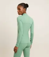 Campera deportiva color verde agua, confeccionada en microfibra, con cierre frontal, cuello alto, recortes en el frente y bolsillos laterales.