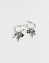 Par de aros tipo argolla bañados en plata, con cierre a presión. Uno de los aros tiene un dije de serpiente y el otro tiene dijes de llave y rosa.