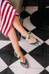 Bailarinas con base de rejilla animal print verde y glitter fino multicolor. Cordón beige con borla a juego.