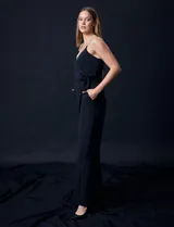 Enterito celeste de crepe marca Luxology, con escote en V cruzado, cintura elastizada, espalda en punto smock y tirantes con detalle de cadenas.