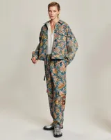 Chaqueta tejida en jacquard con estampado floral en tonos azules, rosas y amarillos. Tiene dos bolsillos delanteros y cierre con botones.