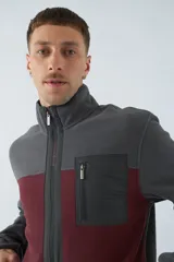 Campera polar para hombre con cuello alto, bolsillos con cierre y logo estampado.