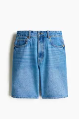 Bermuda de denim celeste, de tiro alto, corte recto y cinco bolsillos.