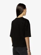 Camiseta oversize blanca de algodón orgánico con logo Diesel ovalado cortado a láser y bordado en el pecho.