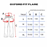 Pantalón de jean unisex, color negro con efecto desgastado y lavado. Corte Oxford (acampanado) con pinzas en los tobillos y elástico en la parte trasera de la cintura.