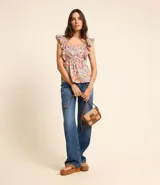 Blusa sin mangas de viscolino con estampado floral liberty, escote cuadrado delantero y trasero, volados en las sisas y lastex en la espalda.