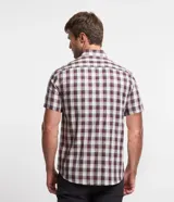 Camisa masculina de manga corta con cuello inglés y abotonado delantero. Estampada con diseño de cuadros en tonos borgoña, gris y blanco.
