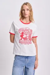 Remera blanca de manga corta con cuello y mangas con borde rojo, y estampado de Mickey Mouse comiendo fideos.