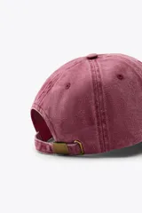 Gorra de béisbol color borgoña de algodón con efecto lavado.