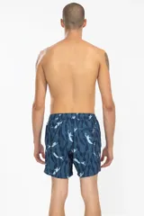 Short de baño azul con estampado de sirenas y algas, cintura elástica con cordón ajustable, bolsillos laterales y trasero con cierre, suspensor de malla fina hipoalergénica.