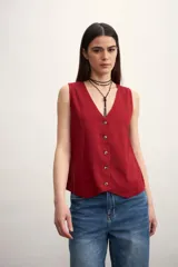 Chaleco negro con escote en V y abotonadura frontal.