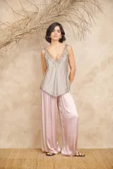 Musculosa color gris claro con escote en V y detalles de encaje en el escote y ruedo.