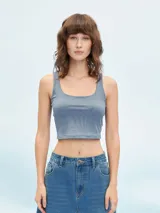 Musculosa corta de color azul piedra con escote cuadrado y breteles anchos.