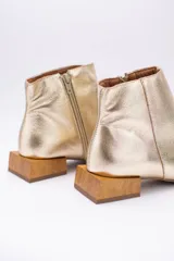 Botines de cuero negro con cierre lateral y taco bajo cuadrado de madera.