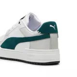 Championes Puma CA Pro NBK blancos con detalles en verde oscuro y suela negra.