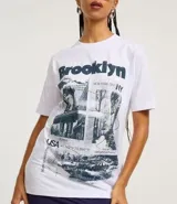 Remera blanca de algodón con estampado de fotos y texto alusivo a Brooklyn, Nueva York.