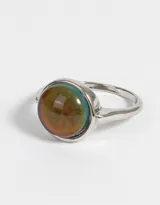 Anillo plateado con piedra redonda que cambia de color según el estado de ánimo.