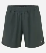 Bermuda masculina de tejido tecnológico color negro, con ruedo redondeado y cintura elástica con cordón interno. Presenta etiquetas aplicadas en la parte trasera y lateral.