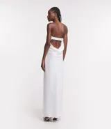 Vestido midi de satén blanco, sin breteles, con escote drapeado en la espalda y tira elástica.