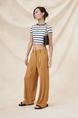 Remera corta blanca con rayas horizontales negras, cuello redondo y mangas cortas.