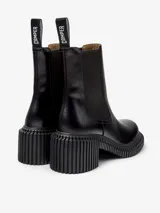 Bota de media caña color negro, confeccionada en piel vacuna, con elástico lateral, tirador trasero, suela XL EXTRALIGHT de EVA y tacón de 7 cm.