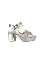 Sandalias plateadas con plataforma y taco ancho, tiras cruzadas en el empeine y pulsera con hebilla al tobillo.