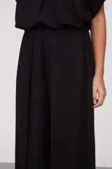 Pantalón negro de corte ancho y tiro alto.