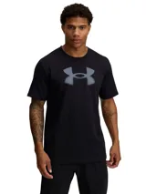Remera azul de hombre marca Under Armour, con logo reflectante grande en el pecho. Tela ligera, suave y de secado rápido.