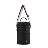 Matera de material PU con diseño acolchado, cierre con cremallera y correa ajustable.