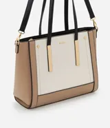 Cartera grande tipo shopper de poliuretano liso en tres colores, con doble asa de mano y correa larga desmontable.