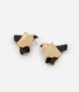 Maxi aros con forma de orquídea, confeccionados en metal dorado con detalle esmaltado en negro.