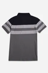 Remera de cuello polo con diseño a rayas horizontales en azul marino, gris y bordó.