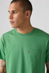 Remera verde de manga corta con bolsillo en el pecho.