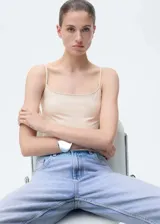 Top color beige de breteles finos y escote recto.