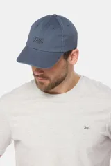 Gorra de béisbol azul marino de lona con visera curva y logo bordado en el frente.