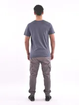 Remera blanca de corte slim fit con estampado frontal de líneas horizontales negras que forman la palabra 'Trust' y la frase 'In Yourself'.