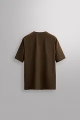Camiseta deportiva marrón con estructura perforada, cuello redondo, manga corta y logo estampado.