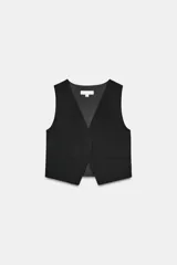 Chaleco negro con escote en pico, sin mangas y cierre frontal con botones.