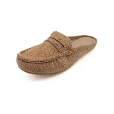 Zueco Panama Jack color marrón claro, estilo mocasín, con capellada de cuero y diseño de vincha en el empeine.