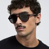 Lentes de sol de aviador con montura de carey y lentes grises. Fabricados con material Bio-based G850 y patillas de Propionato de Celulosa. Cuentan con protección UV400 y lentes TAC polarizadas con recubrimiento Antiscratch y Superhydrophobic.