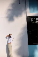 Pantalón tobillero negro de tiro medio con cintura elástica en la espalda, bolsillos delanteros y bolsillos de parche con solapa en la espalda. El bajo está acabado con pinzas y el cierre frontal es con cremallera y botón.