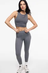 Top deportivo negro, corto, con escote redondo y copas removibles.