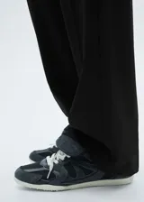 Pantalón de vestir marrón con corte recto y largo.