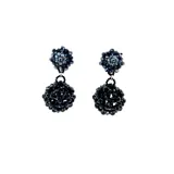 Aros colgantes con ajuste de clip, formados por una esfera de cristales negros y un detalle superior de cristales grises.