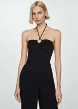 Mono largo negro de tejido fluido con anilla metálica en el cuello halter, tirantes finos y diseño recto.