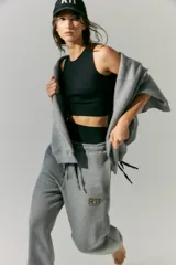 Pantalón de jogging gris de frisa con elástico ancho en cintura y puños, cordón plano ajustable, logo R11 serigrafiado y bolsillos laterales.