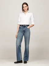 Pantalón de jean azul de corte bootcut, tiro alto y efecto lavado.