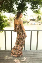 Falda larga de algodón estampado con corte irregular y cierre invisible en el costado.